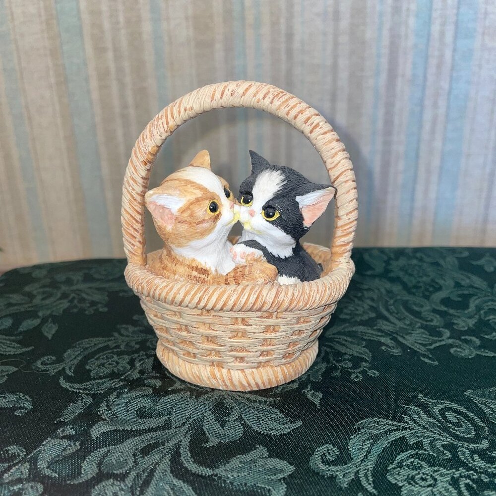 Like new Lenox American by Design "Cuddles And Kisses" Cat Figurine